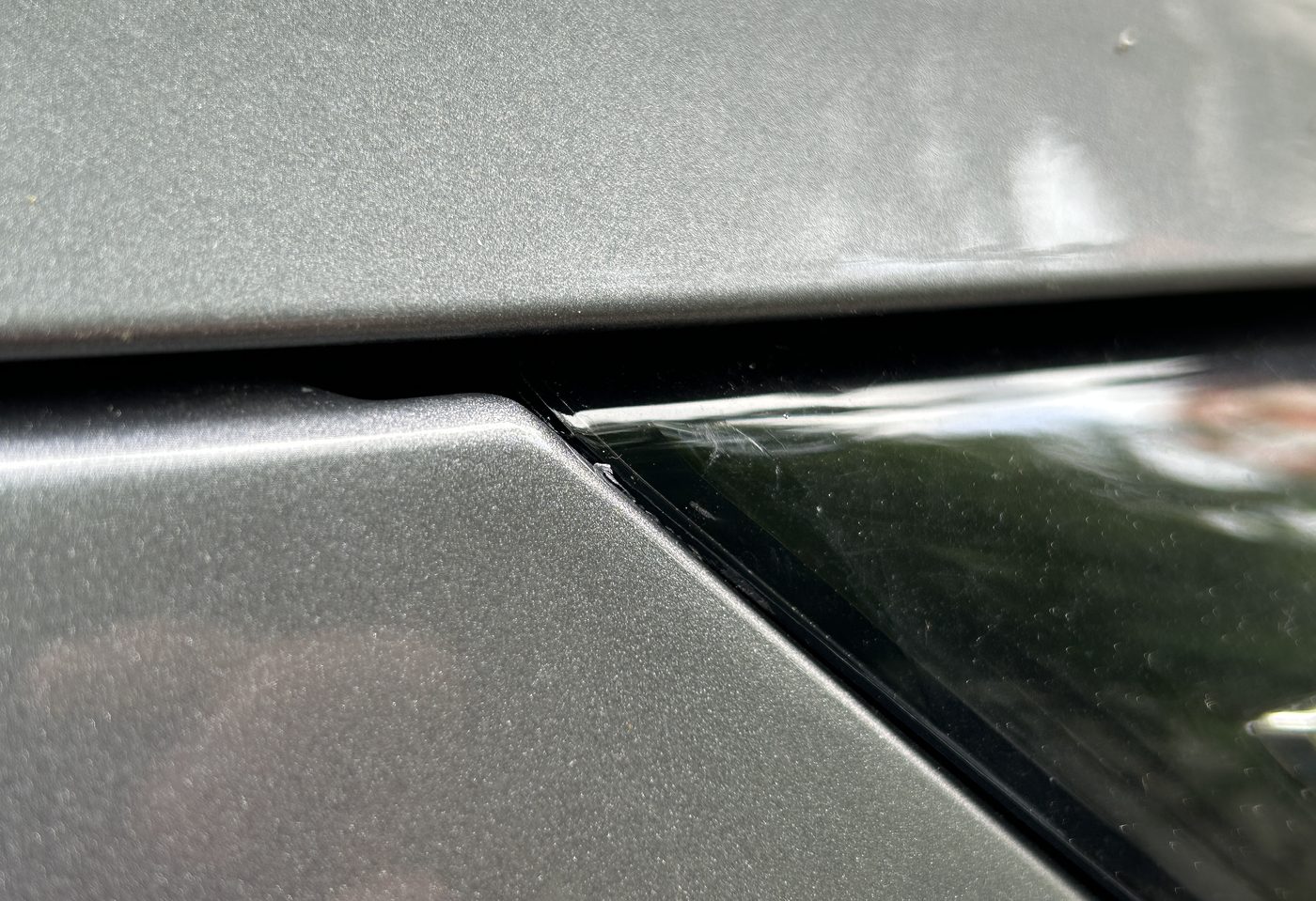 Durchgehende Schadenlinie entlang der Fahrzeugseite