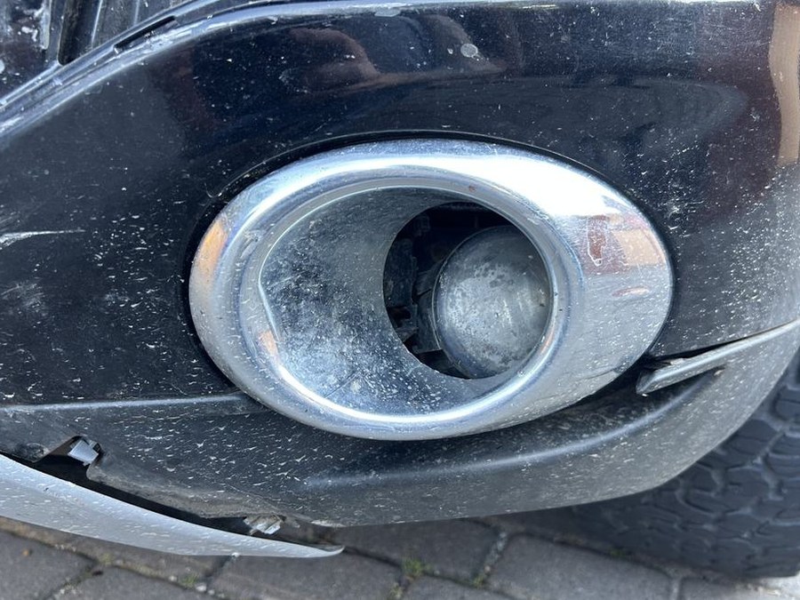 Schadenbild aus einer abgerechneten Akte: beschädigte Kante zwischen Kotflügel und Scheinwerfer