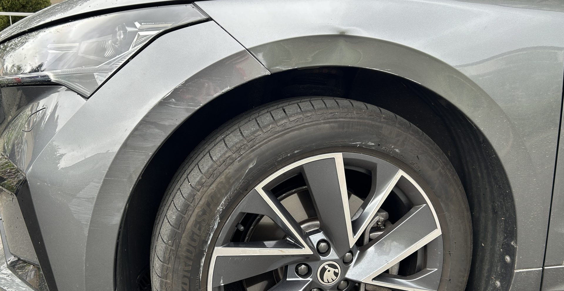Fahrzeug mit beschädigtem Kotflügel über dem Vorderrad. Beispiel aus einer abgerechneten Akte