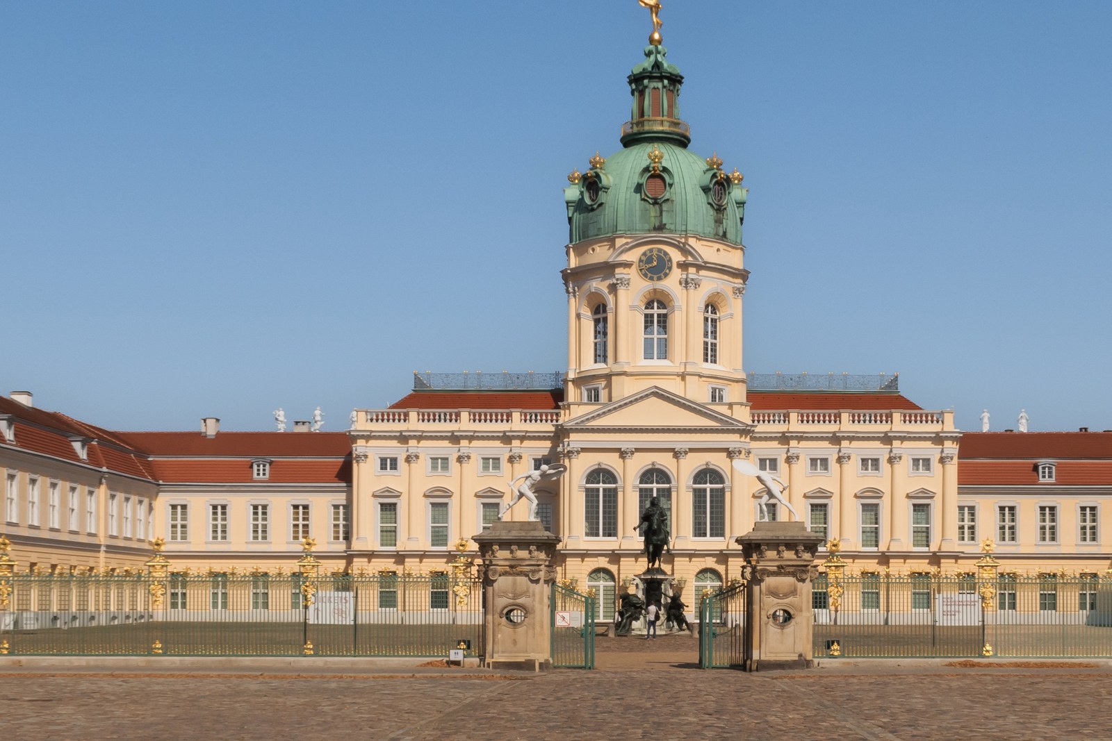 Das Schloss Charlottenburg mit der vergoldeten Fortuna auf der Kuppel